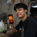 ผู้ใช้งาน TUNDER24HR ถือมือถือแสดง Mega Win 36,450 จากการเล่นเกมสล็อต