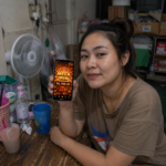 ผู้ใช้งาน TUNDER24HR ถือมือถือแสดง Mega Win 56,700 ประกอบเนื้อหารีวิวการเล่นเกมสล็อต